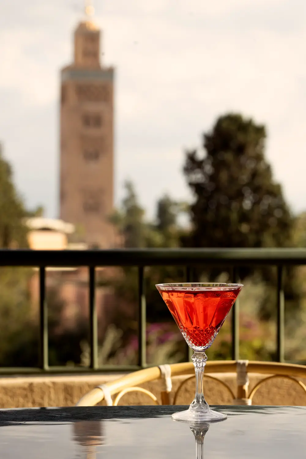 Cocktail rouge sur la terrasse de SAMA, la Koutoubia en arrière-plan