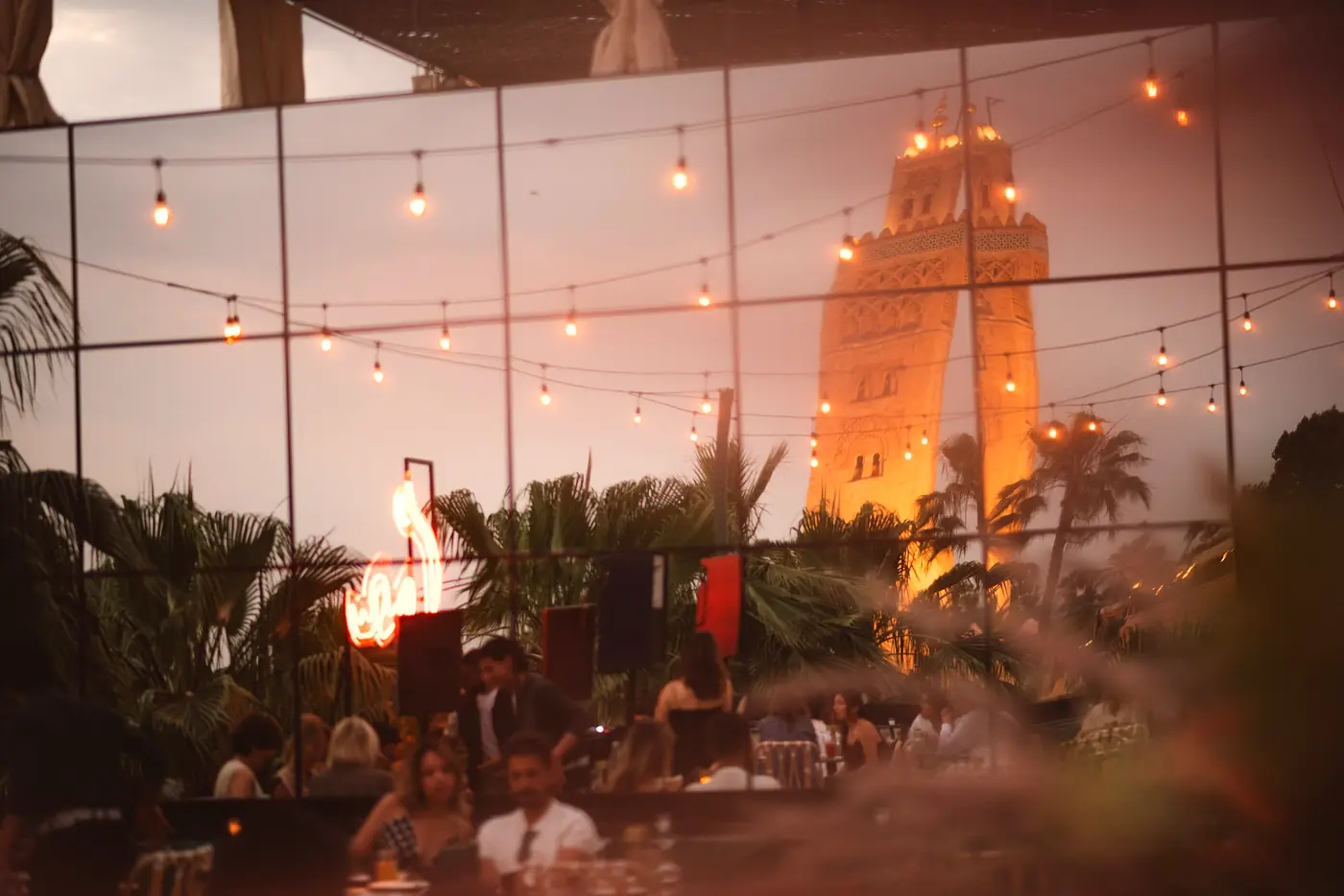 La Koutoubia dorée reflétée dans le mur de miroirs de SAMA en soirée
