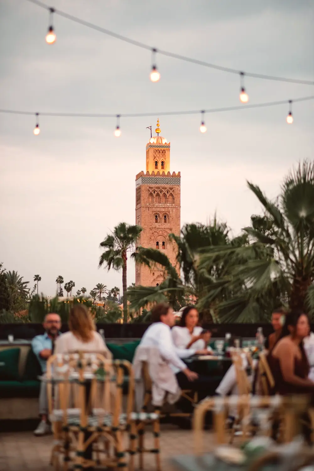 La terrasse de SAMA en fin d'après-midi, la Koutoubia en arrière-plan